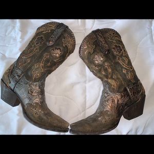 Dan post cowgirl boots!